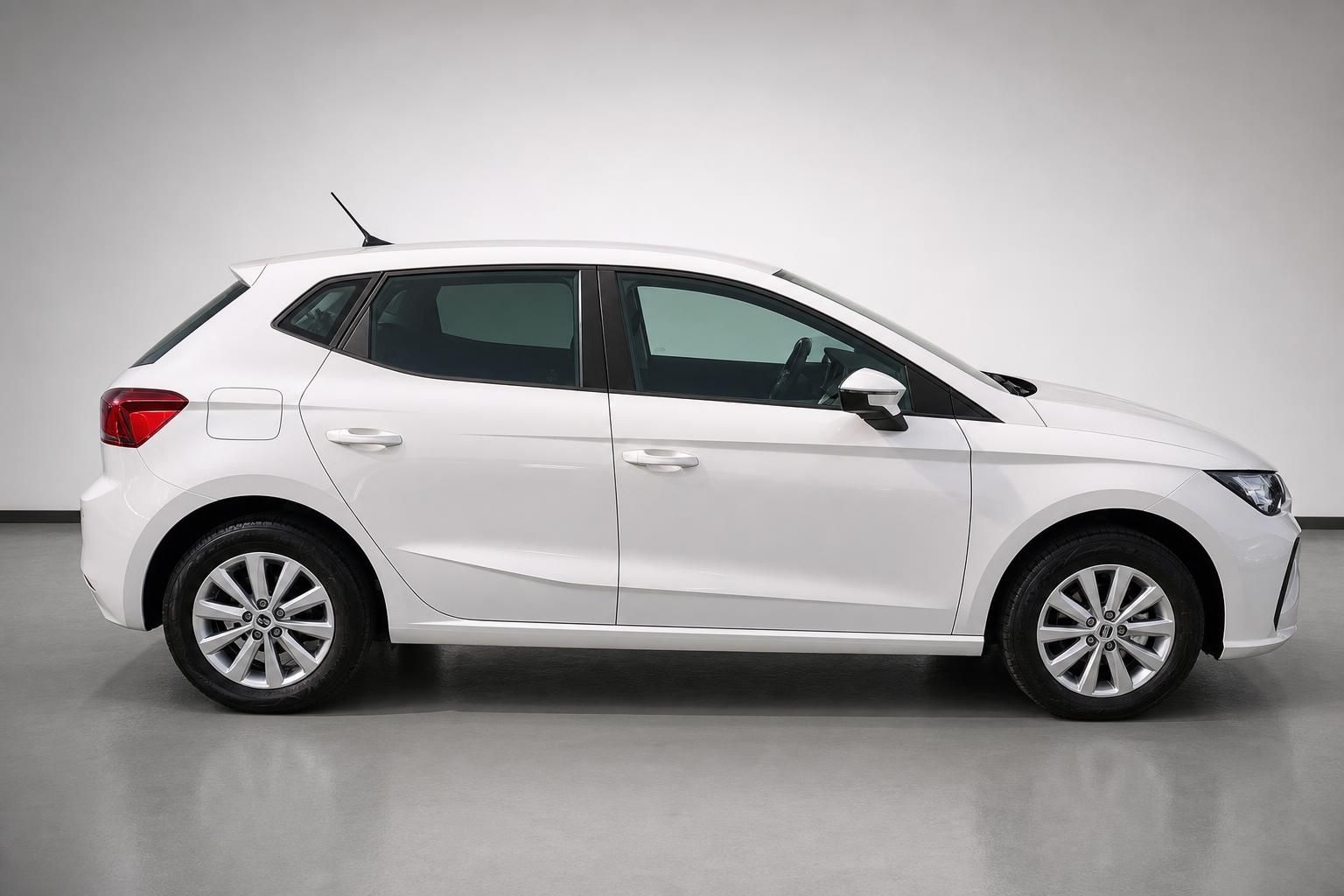 SEAT Ibiza weiß Seitenansicht Neuwagen Studiofoto