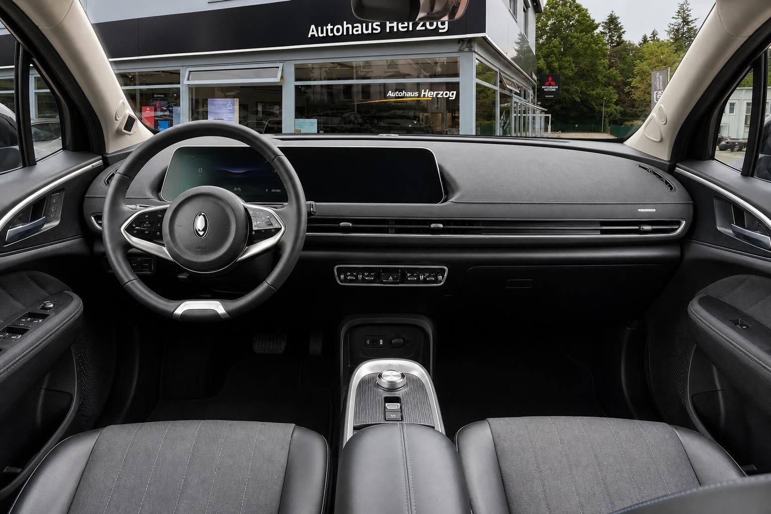 Armaturenbrett und Cockpit-Ansicht - modernes Interieur mit Touchscreen und Lenkrad