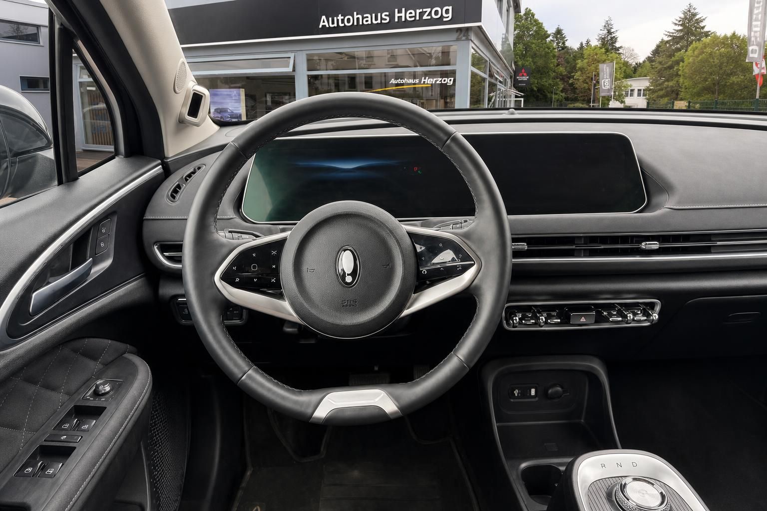 Fahrzeug-Cockpit mit Lenkrad, Armaturenbrett und digitalem Display im Innenraum