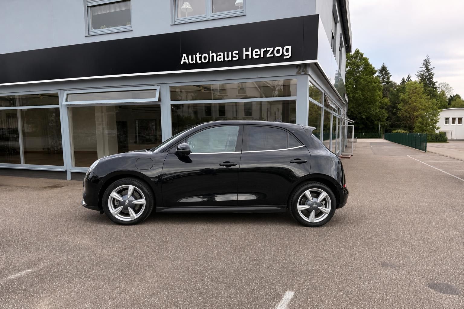 ORA 03 Elektroauto in schwarz - Seitenansicht zeigt kompakte Bauform und moderne Linienführung des E-Fahrzeugs