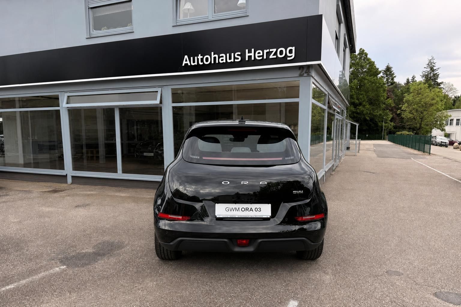 ORA 03 in schwarz - Heckansicht des Elektrofahrzeugs mit Kennzeichen und modernem Design beim Autohändler
