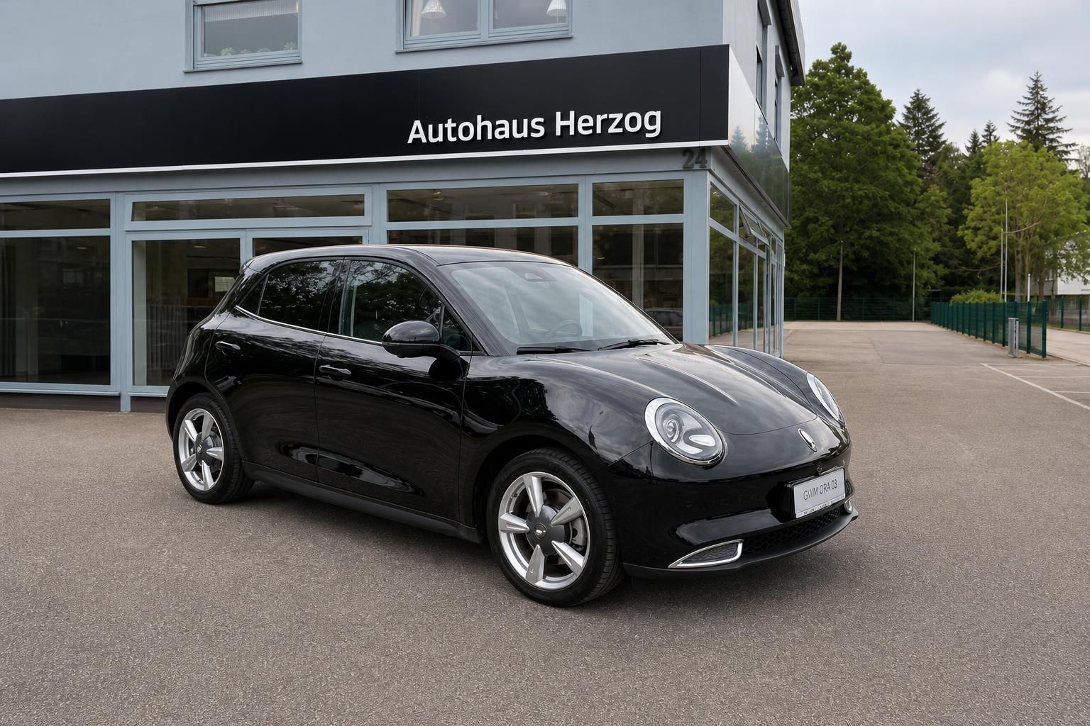 Schwarzer Kompaktwagen Schräg-Frontansicht - modernes Elektrofahrzeug mit sportlichen Felgen