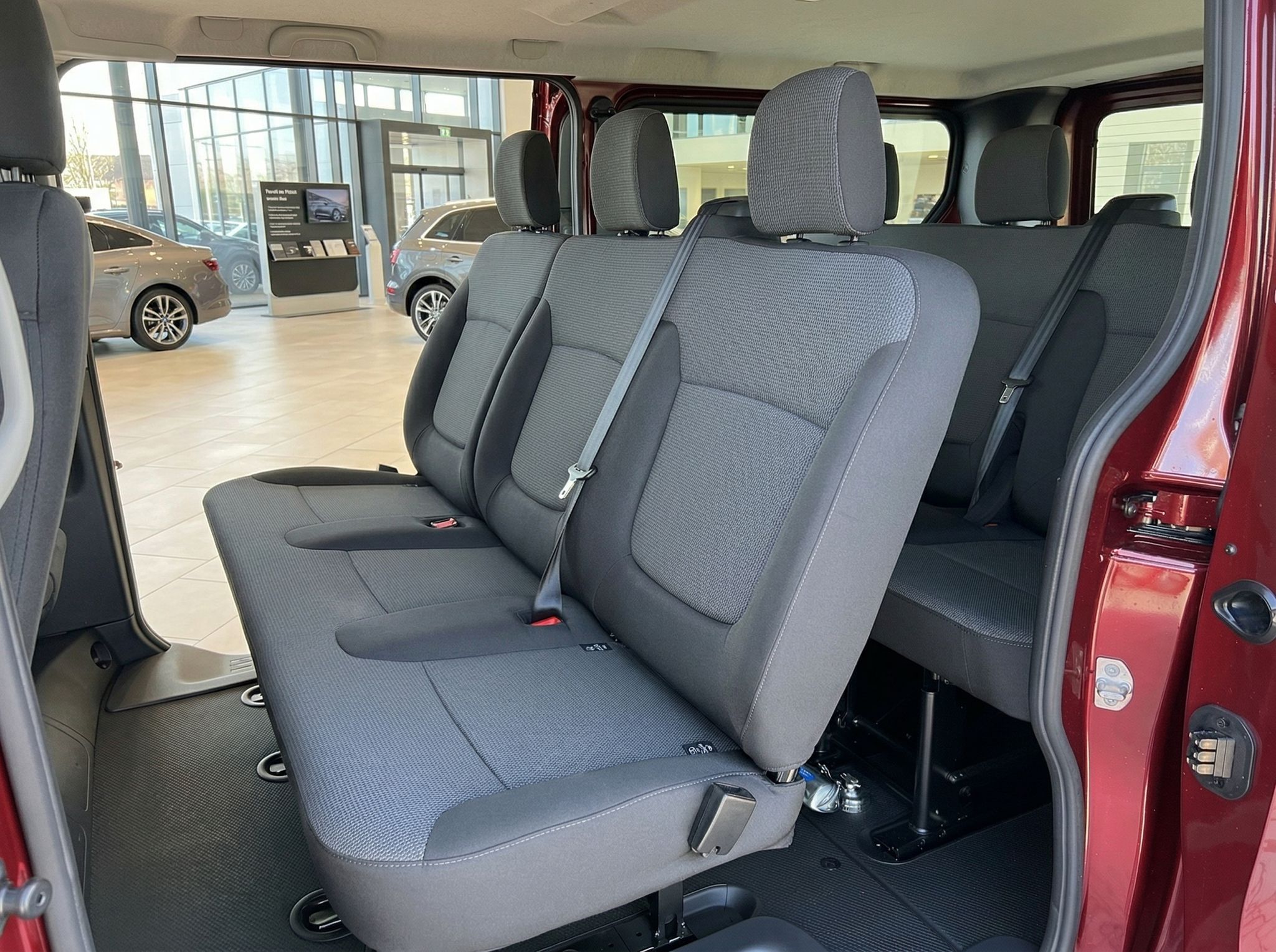 Renault Fahrzeug Fondsitze mit grauer Stoffausstattung und Sicherheitsgurten