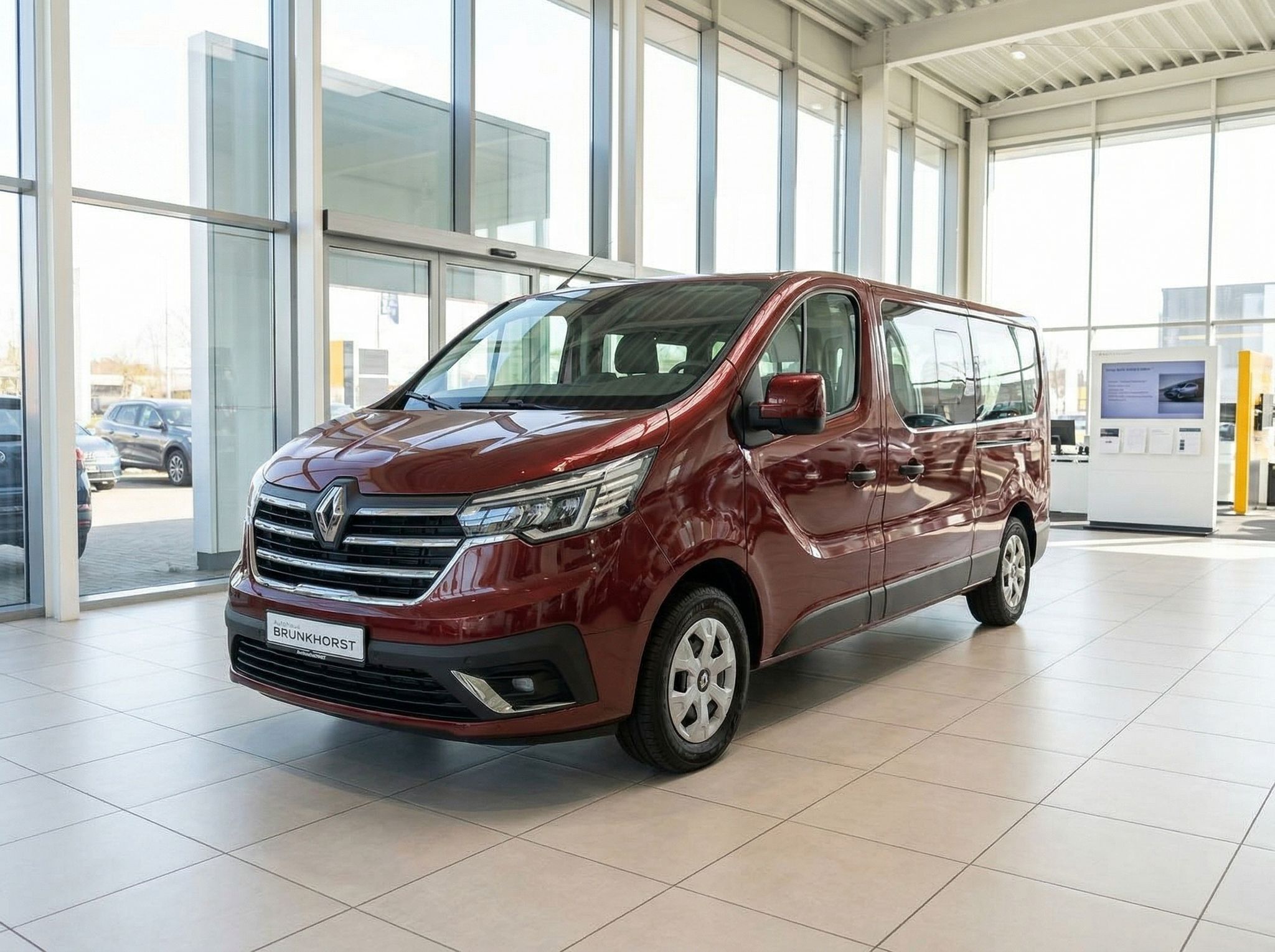 Renault Trafic in Rot - Frontansicht des modernen Transporters im Autohaus Showroom