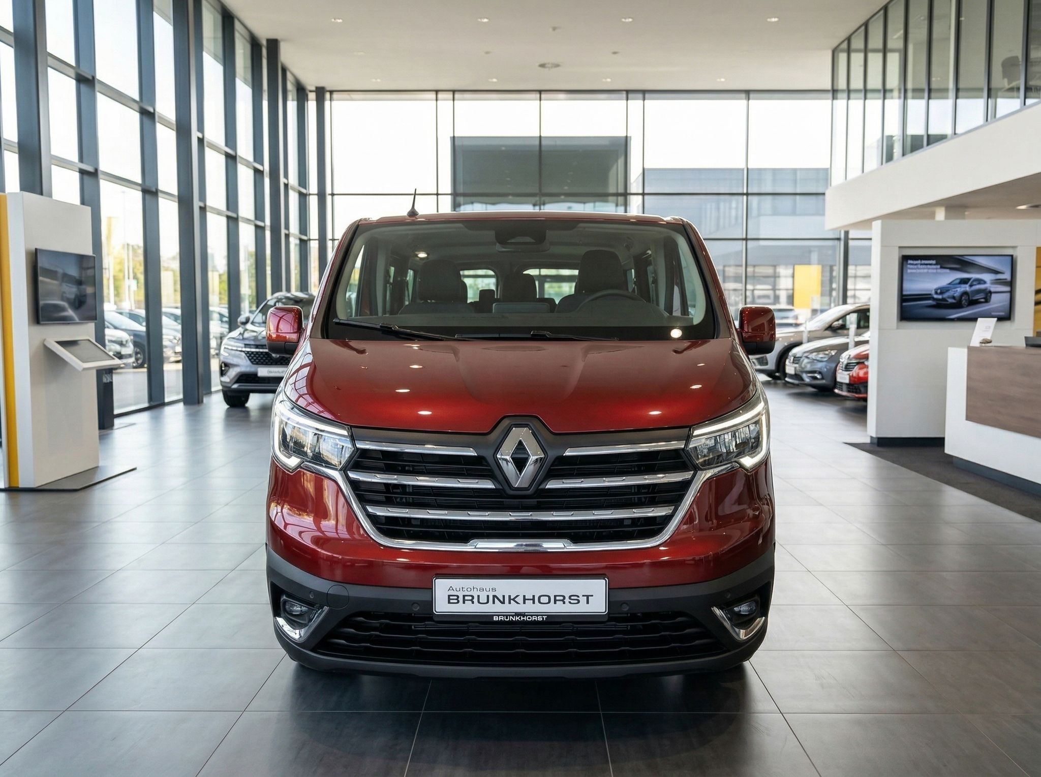 Renault Trafic in Rot - Frontansicht mit Renault Logo und modernem Design im Showroom