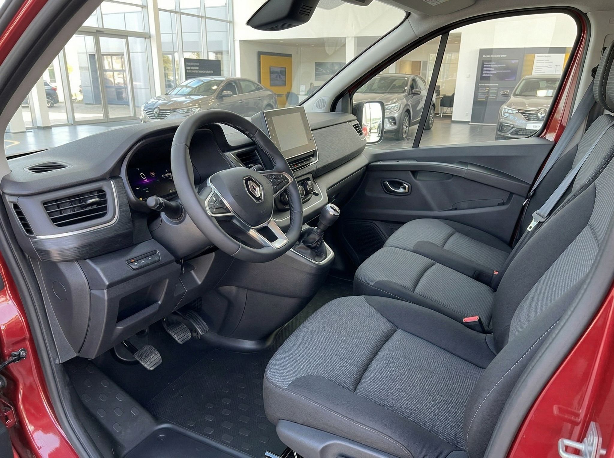 Renault Trafic Innenraum - Fahrerplatz mit Lenkrad, Armaturenbrett und grauem Stoffbezug