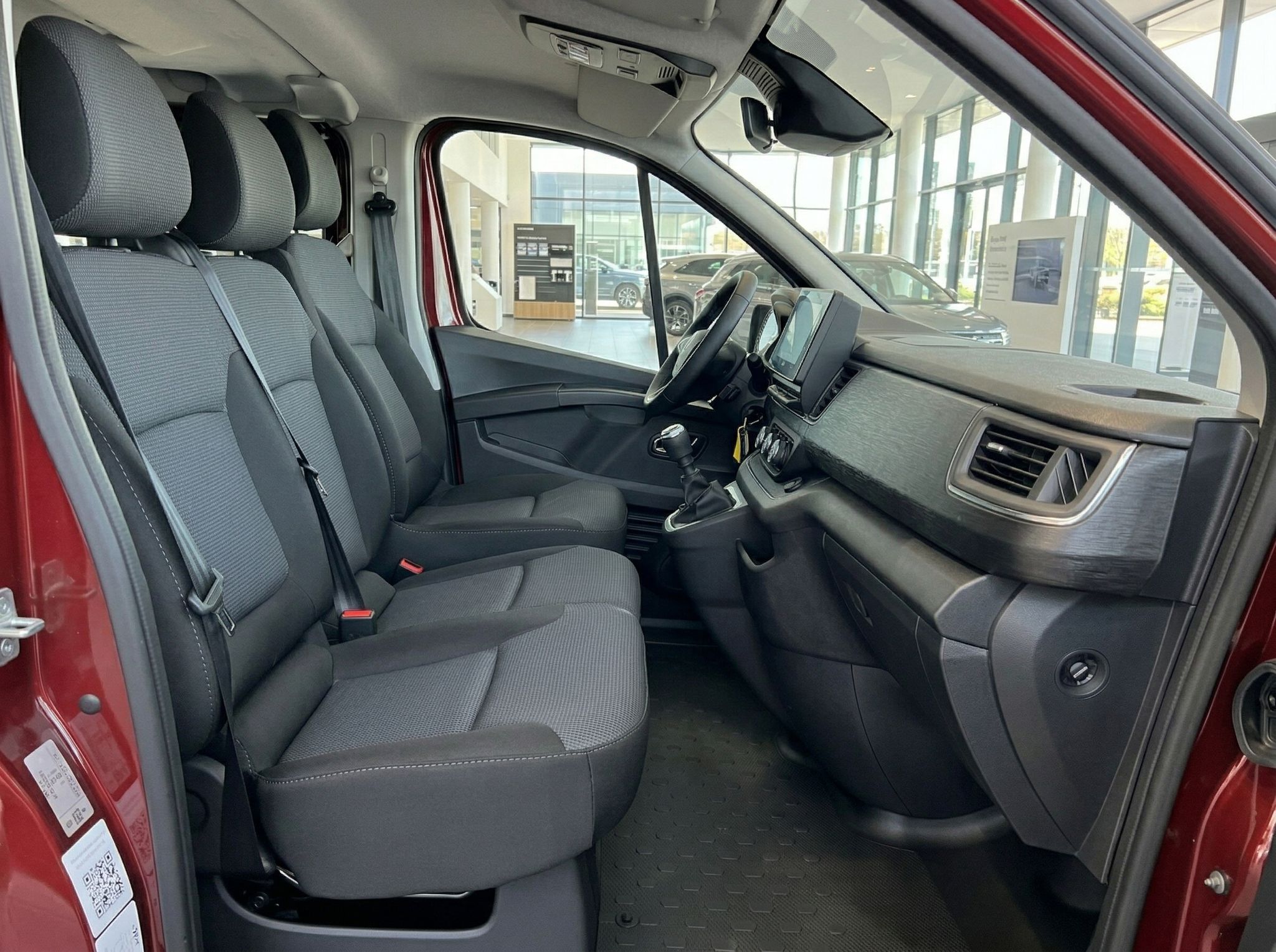 Renault Fahrzeug Innenraum mit Beifahrersitz und Armaturenbrett in grauer Ausstattung