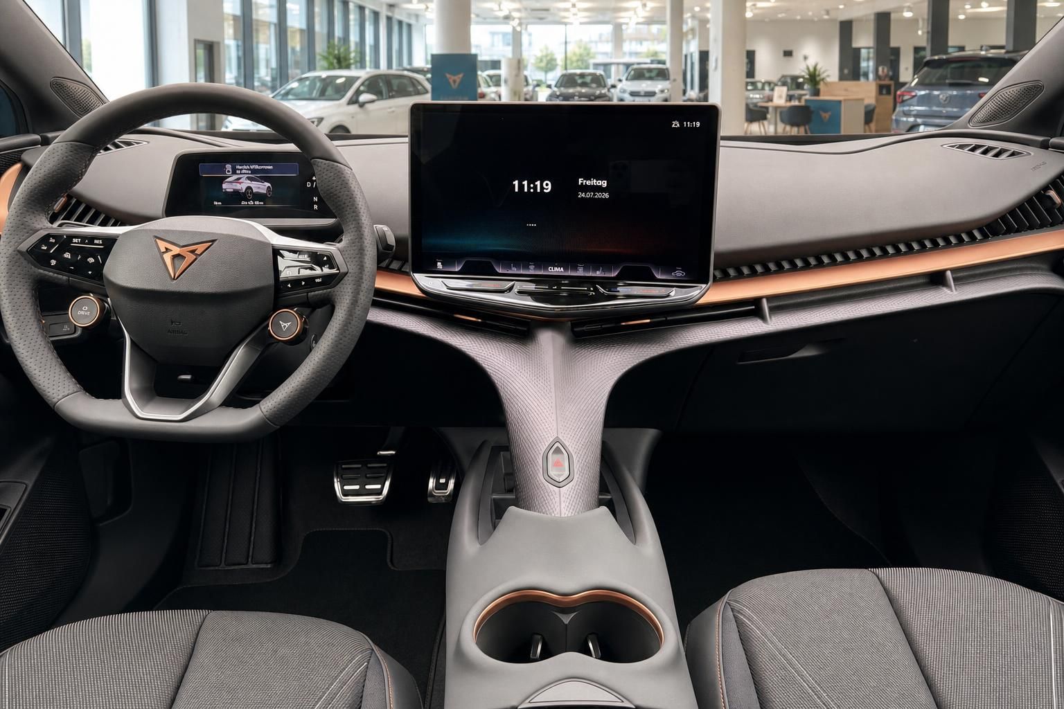 Cupra Armaturenbrett mit Infotainment-Display und Sportlenkrad