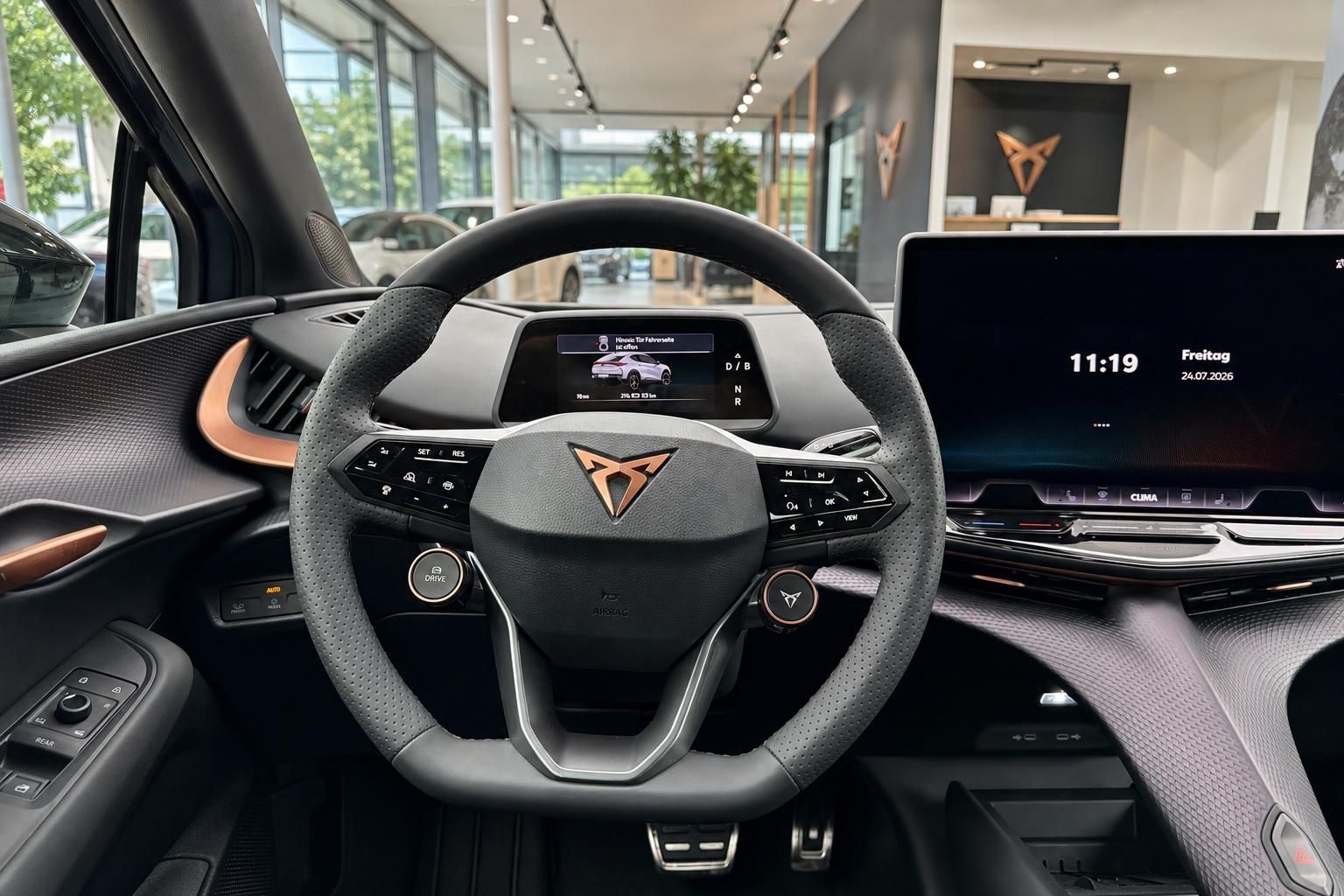 Cupra Innenraum mit Lenkrad und grossem Touchscreen Infotainment