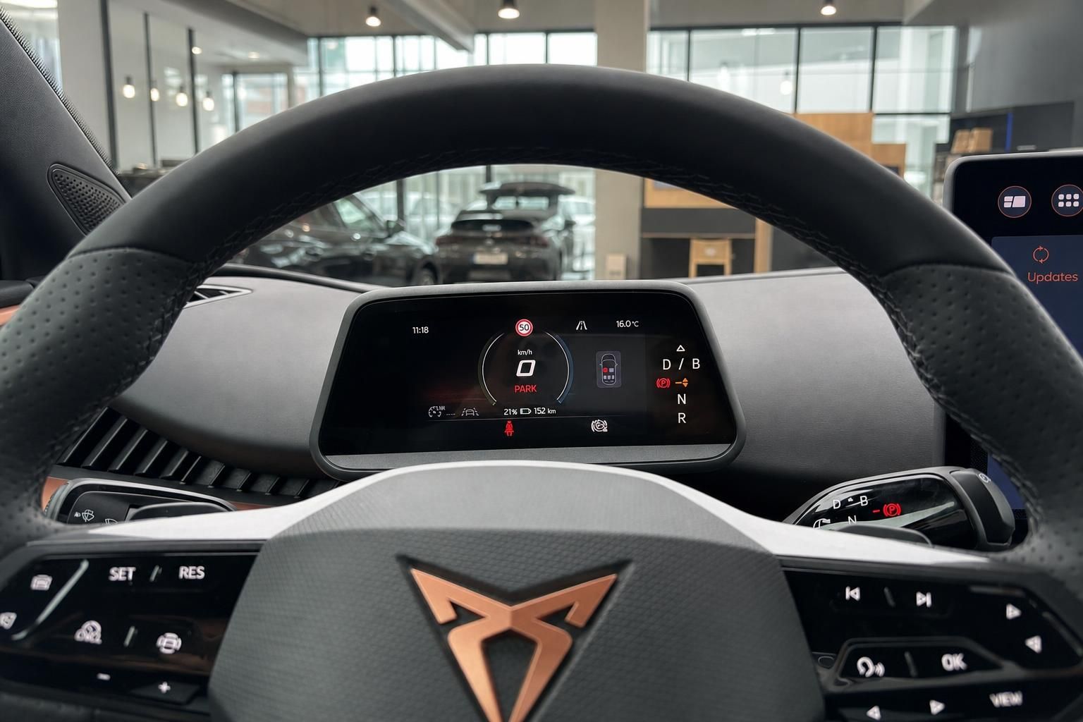 Cupra Cockpit mit Lenkrad und digitalem Fahrerdisplay im Autohaus