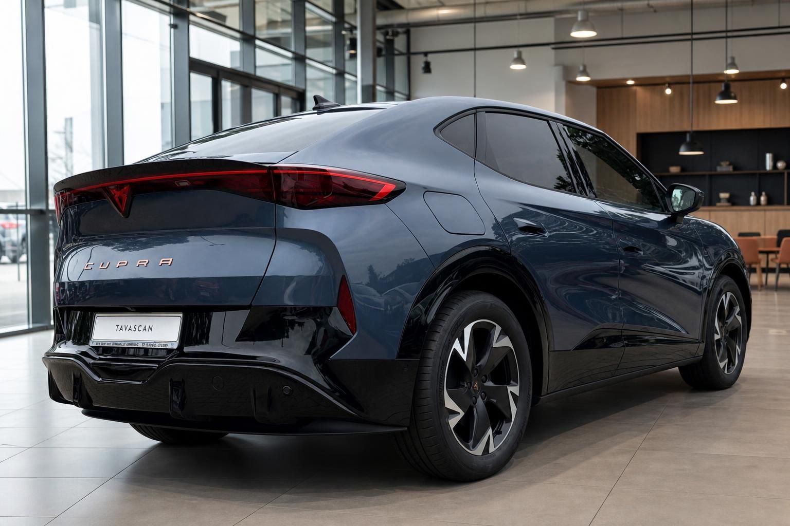 Cupra Tavascan schräge Heckansicht, Elektro-SUV in Dunkelblau