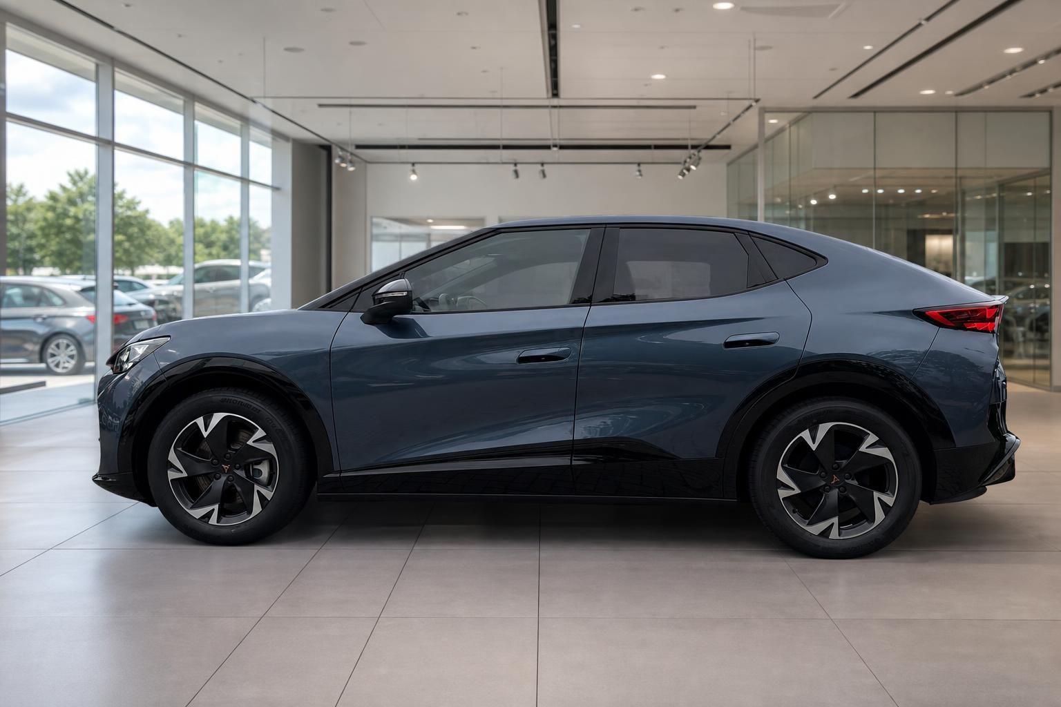 Cupra Tavascan Seitenansicht, Elektro-SUV in Anthrazit im Showroom