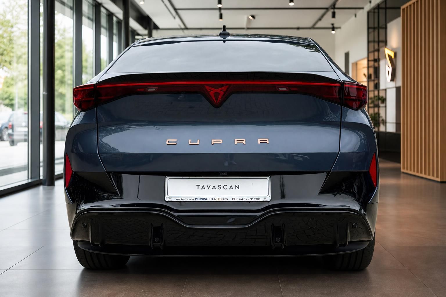 Cupra Tavascan Heckansicht mit LED-Rückleuchten im Autohaus