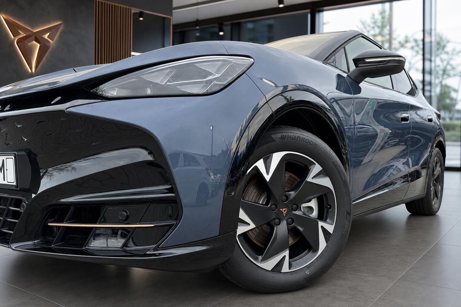 Cupra SUV in Blau-Metallic, Frontdetail mit Felge im Autohaus