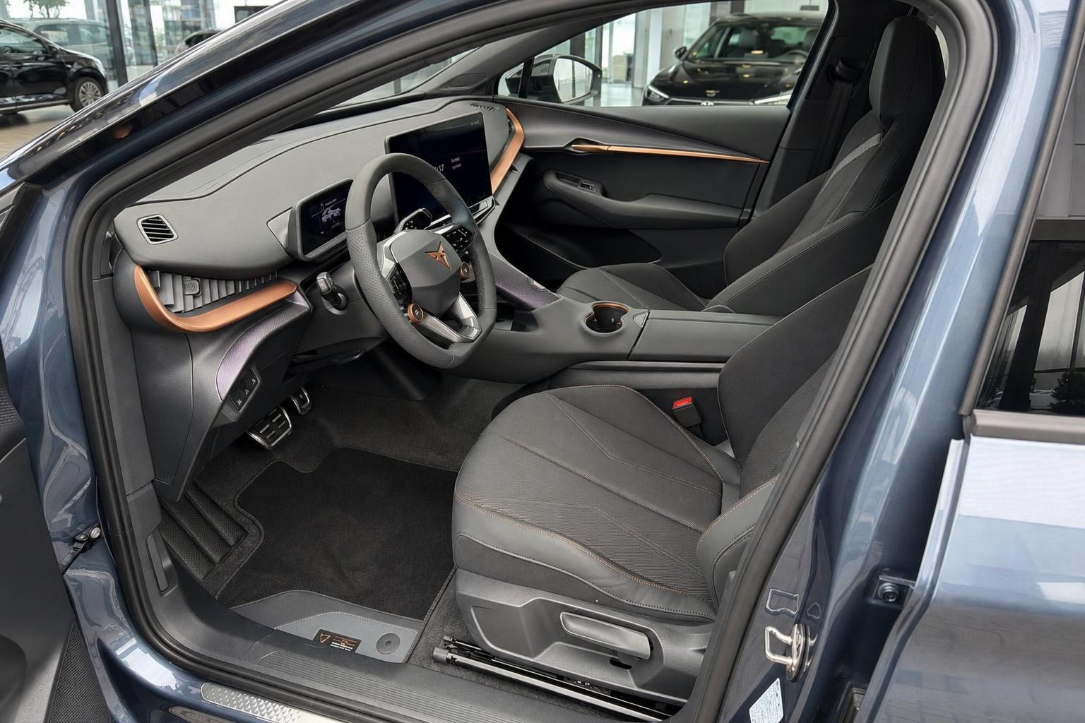 Cupra Innenraum mit Cockpit, Lenkrad und Vordersitzen im Detail