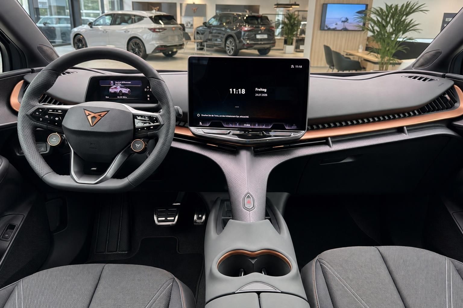 Cupra Cockpit mit Lenkrad, Touchscreen und Mittelkonsole im Detail