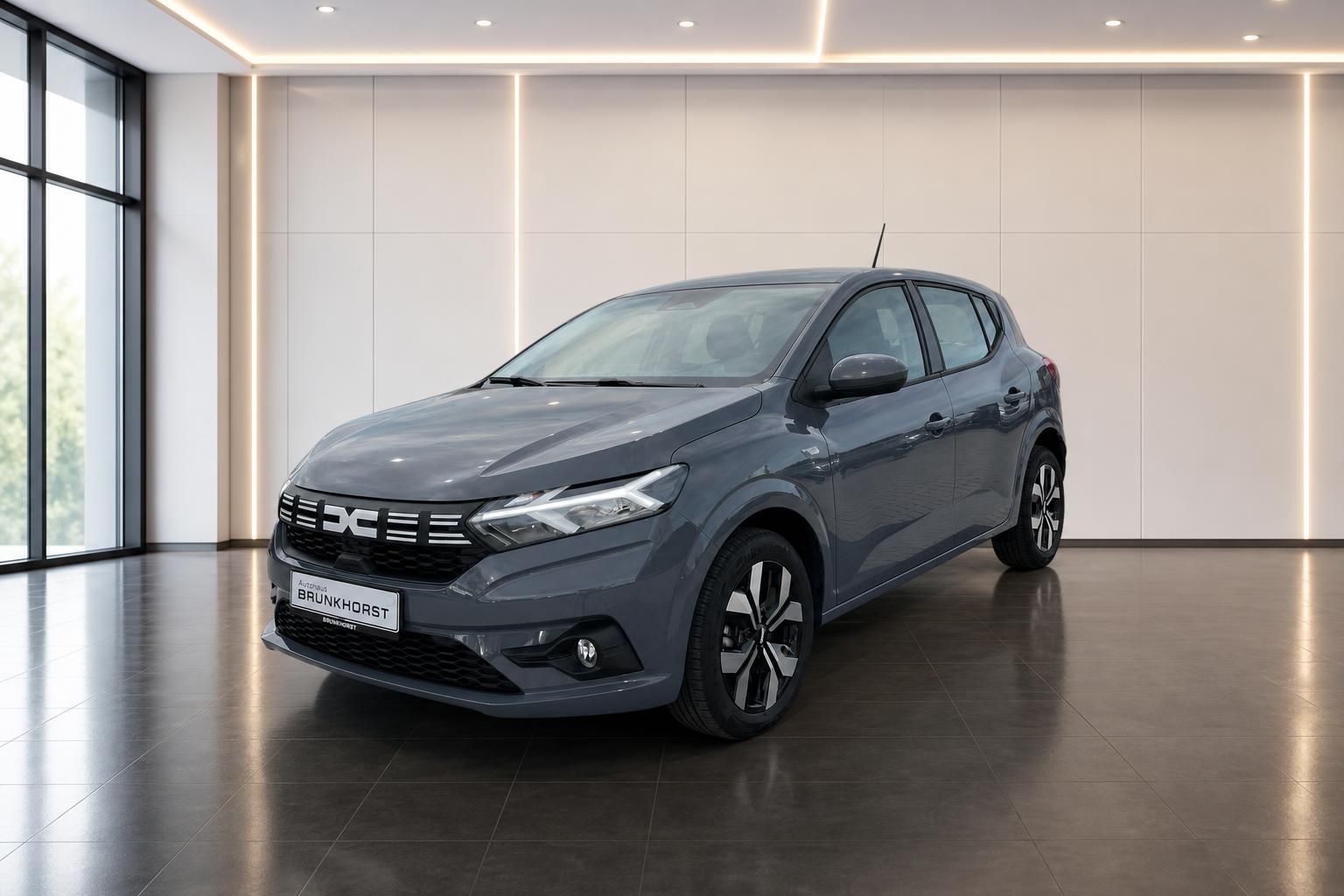 Dacia Sandero grau Seitenansicht im Autohaus - moderner Kleinwagen mit elegantem Design