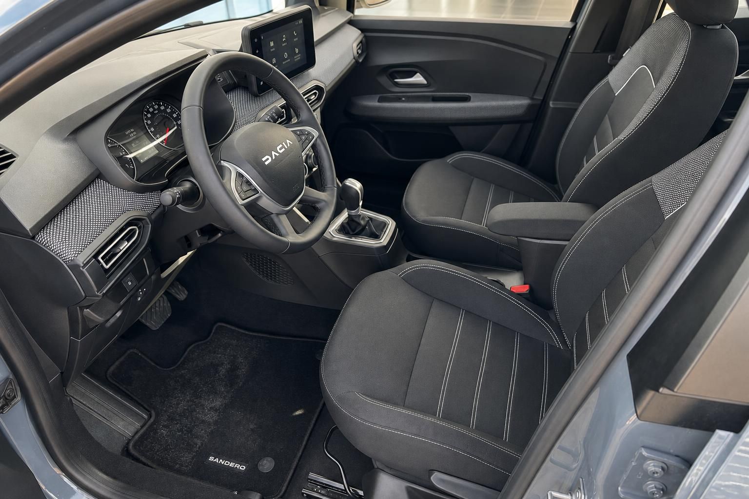 Dacia Sandero Innenraum schwarz - Cockpit mit Lenkrad, Sitze und moderne Ausstattung