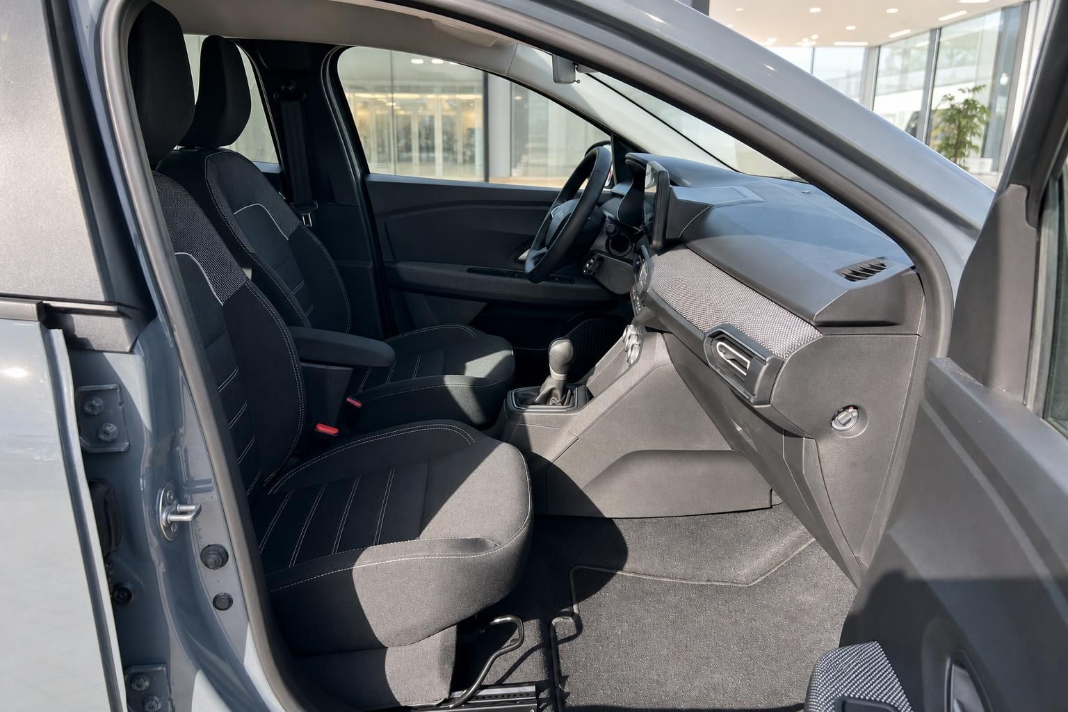 Fahrzeuginnenraum mit schwarzen Sitzen und modernem Armaturenbrett im Autohaus
