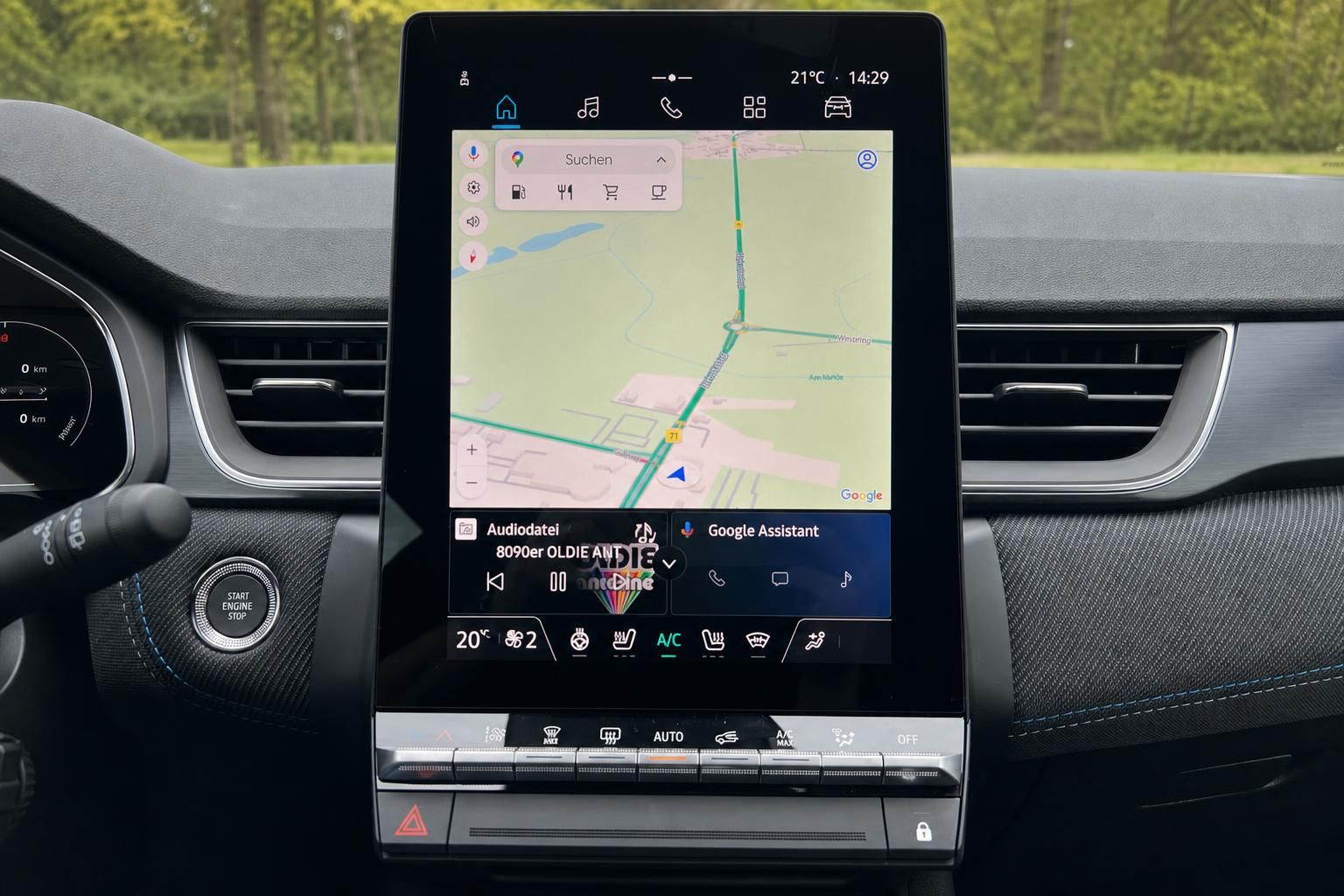 Auto Infotainment-System Touchscreen mit Google Maps Navigation und Multimedia-Funktionen im Innenraum