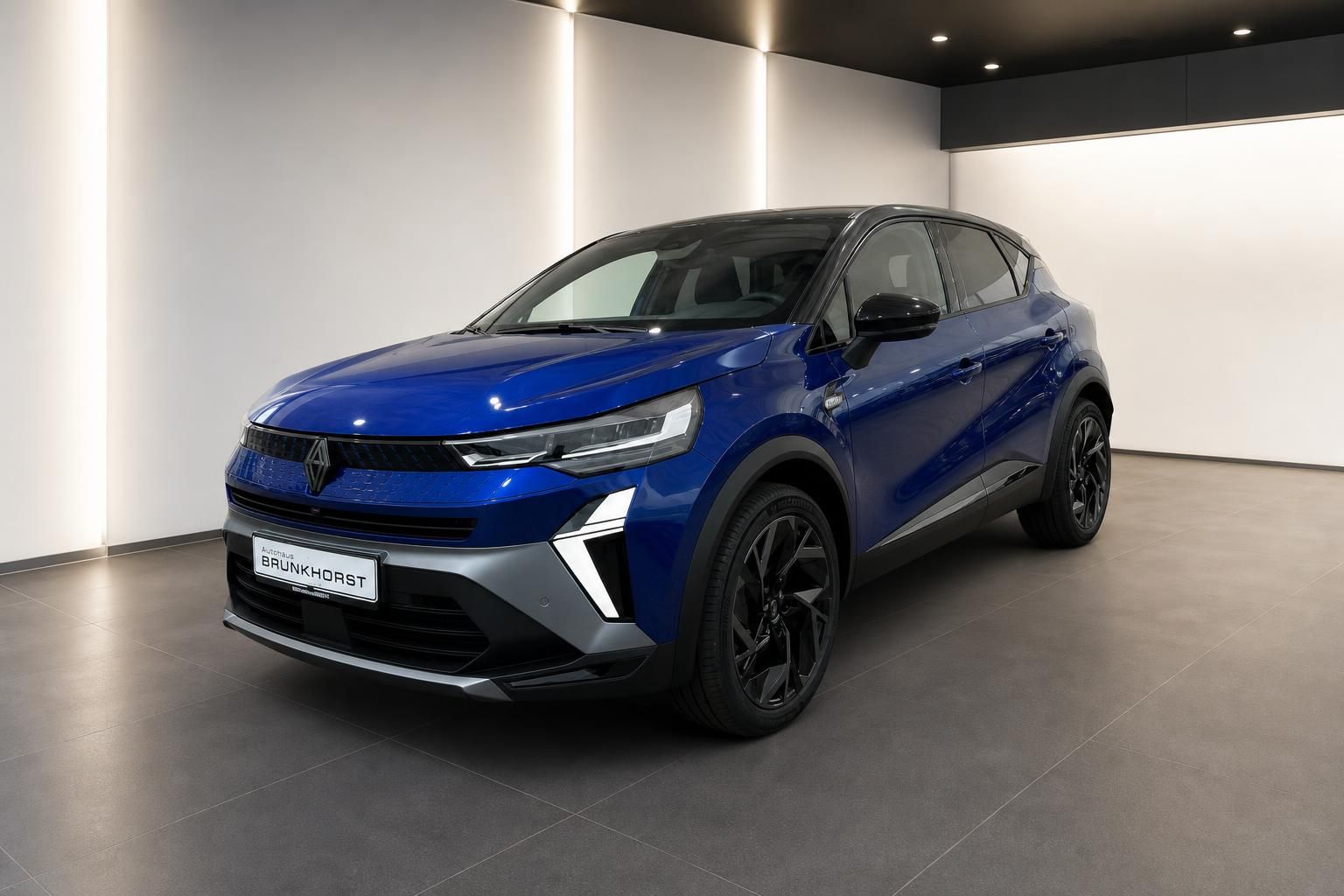 Renault Captur blau Seitenansicht im modernen Autohaus Showroom