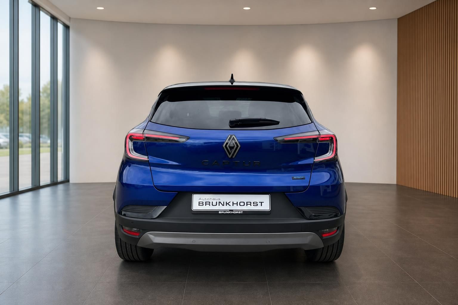 Renault Captur blau Heckansicht bei Autohaus Brunkhorst im modernen Showroom