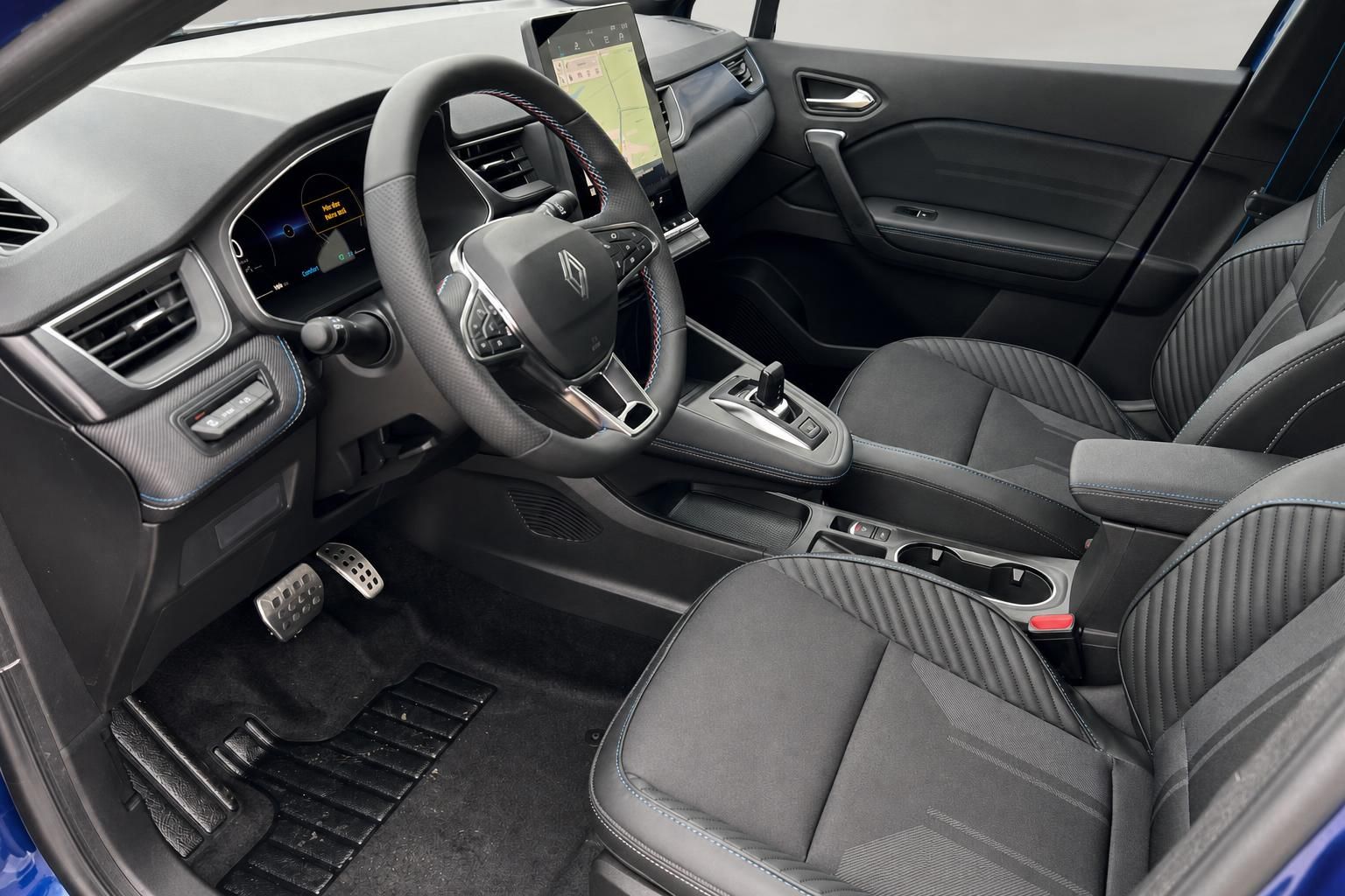 Renault Captur Innenraum Fahrersitz mit Lenkrad und Mittelkonsole