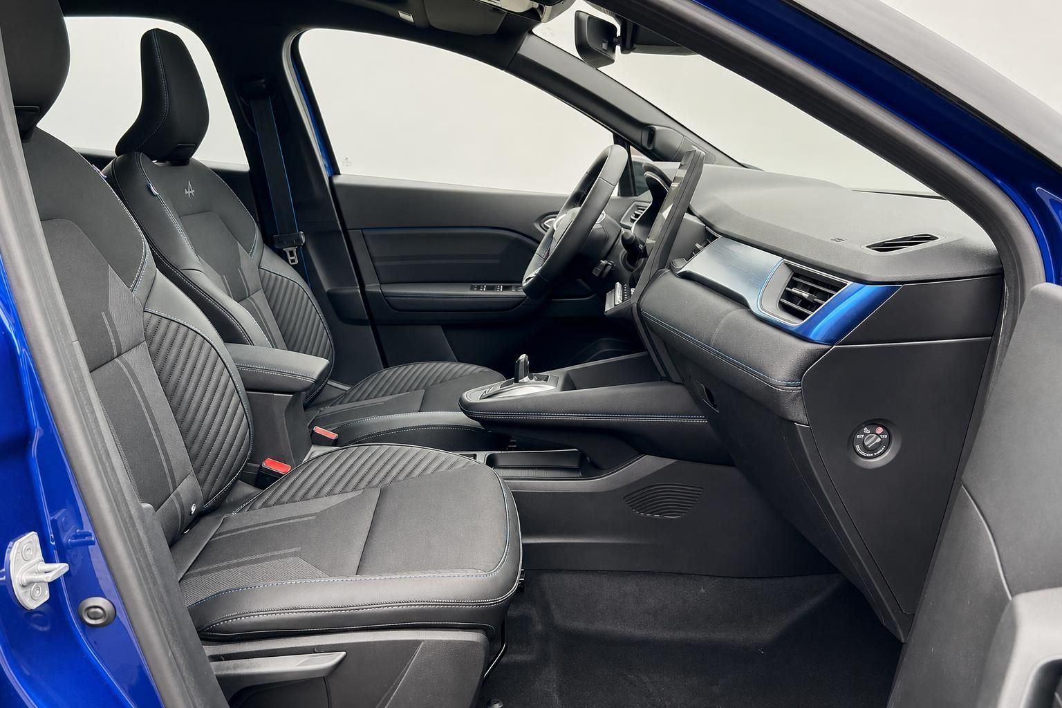 Auto Innenausstattung vorne mit schwarzen Sitzen und modernem Dashboard - Fahrer- und Beifahrersicht