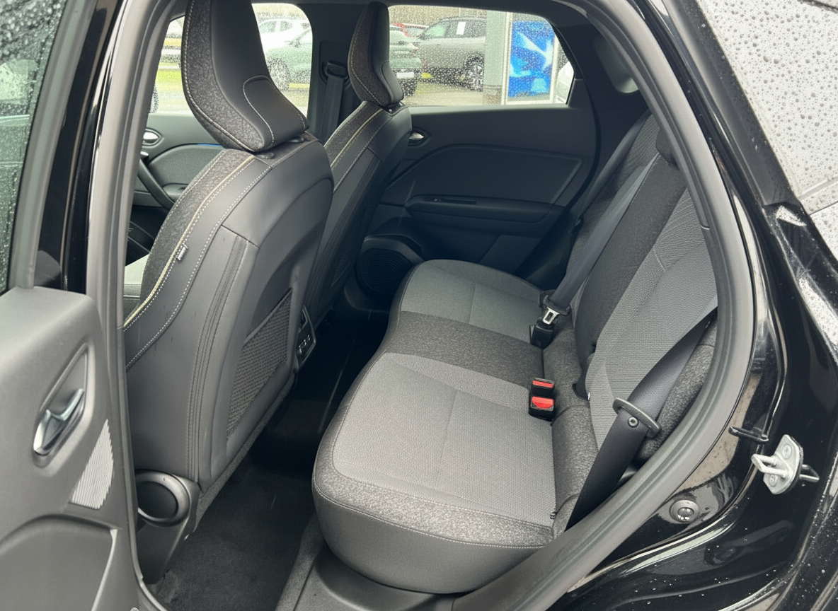 Fahrzeug Innenraum Rücksitzbank grau-schwarz mit Sicherheitsgurt und Kopfstützen