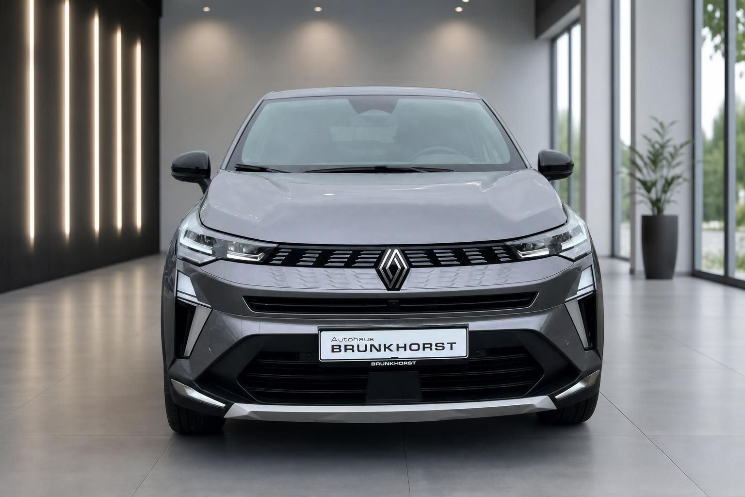 Renault Symbioz grau, Frontansicht mit Kuehlergrill im Autohaus