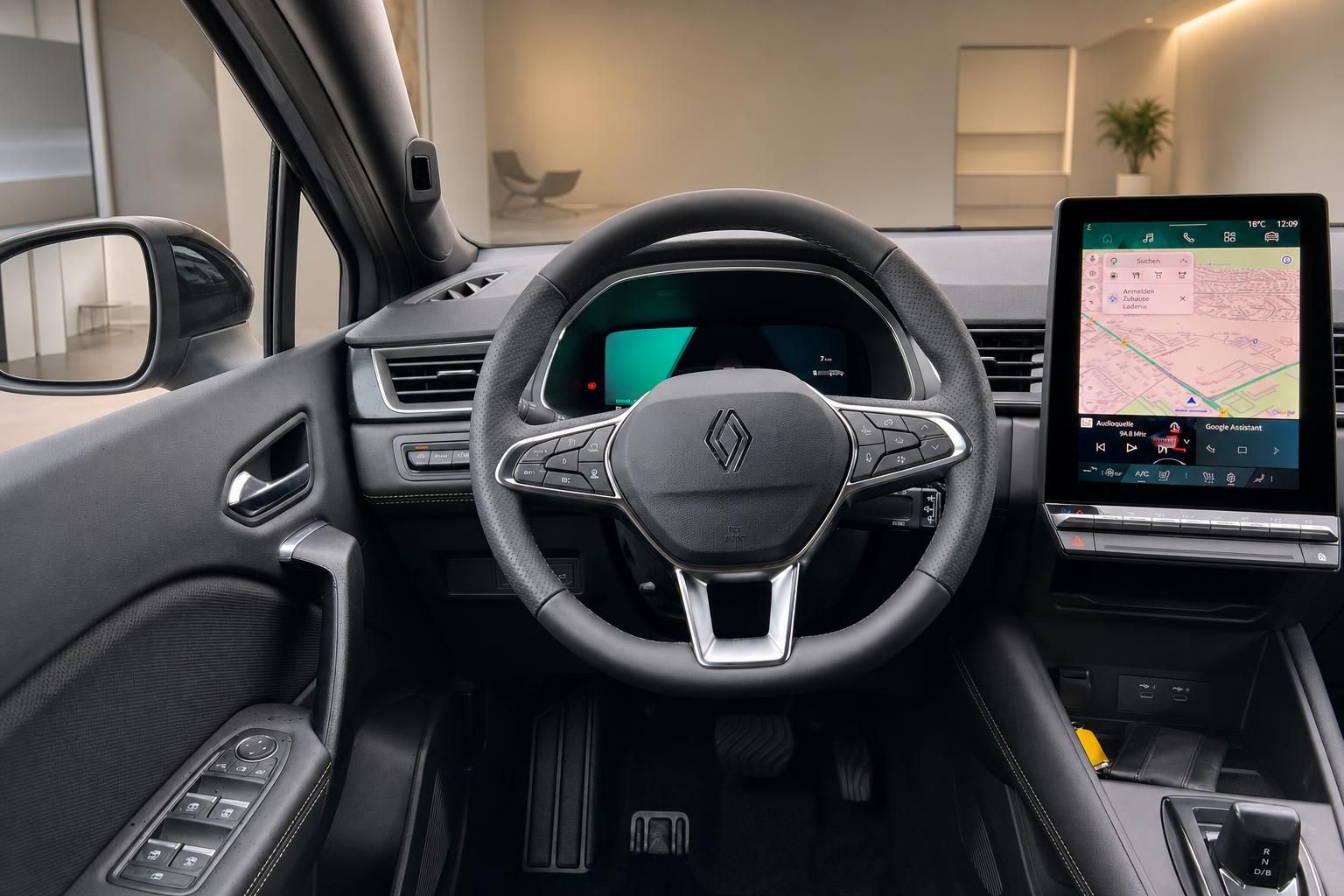 Renault Cockpit mit Lenkrad und Touchscreen-Navigationssystem im Innenraum