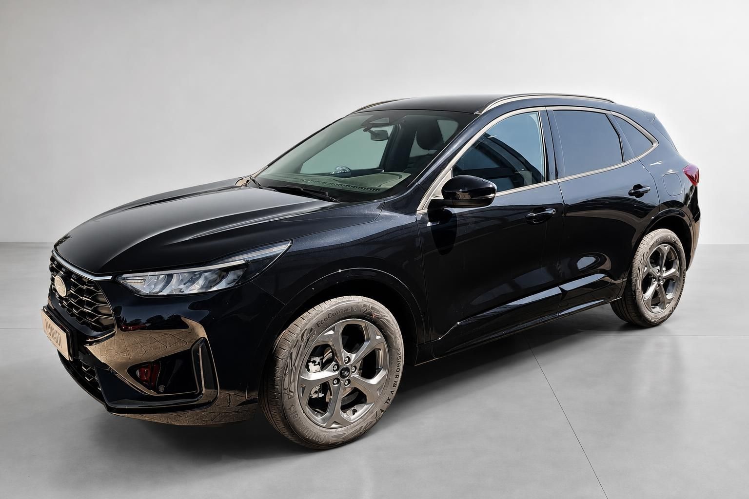 Ford Kuga schwarz, Frontansicht schräg von vorne rechts