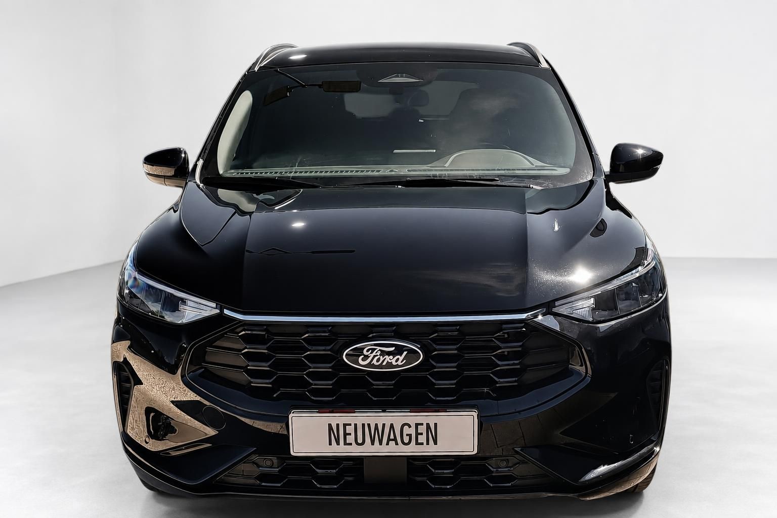 Ford Kuga schwarz Frontansicht Studioaufnahme Neuwagen