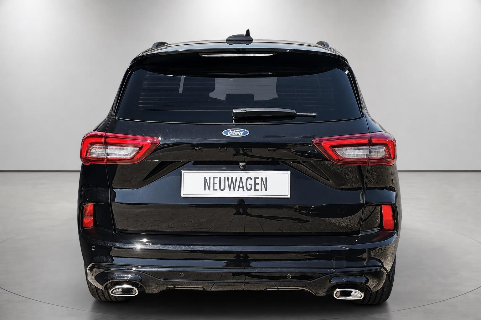 Ford Kuga schwarz Heckansicht Rueckleuchten Neuwagen