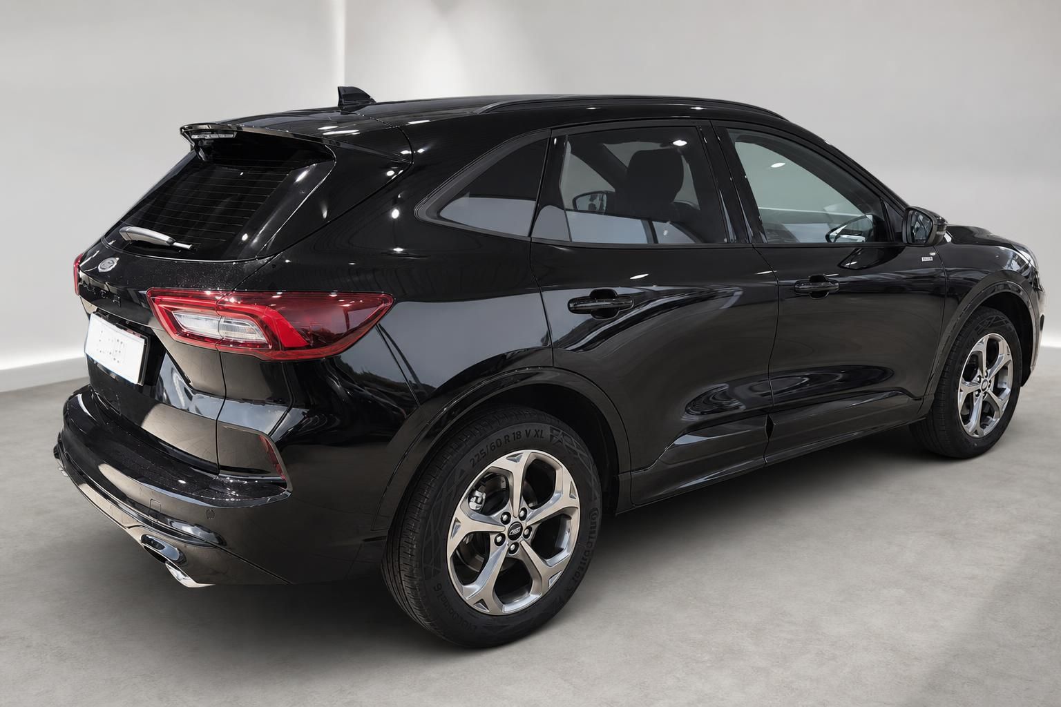 Ford Kuga schwarz, Heckansicht schräg im Studio