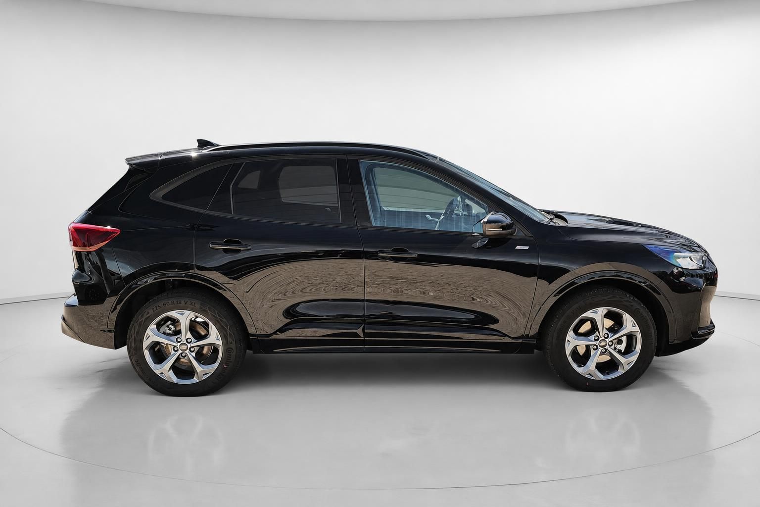 Ford Kuga schwarz, Seitenansicht im Fotostudio