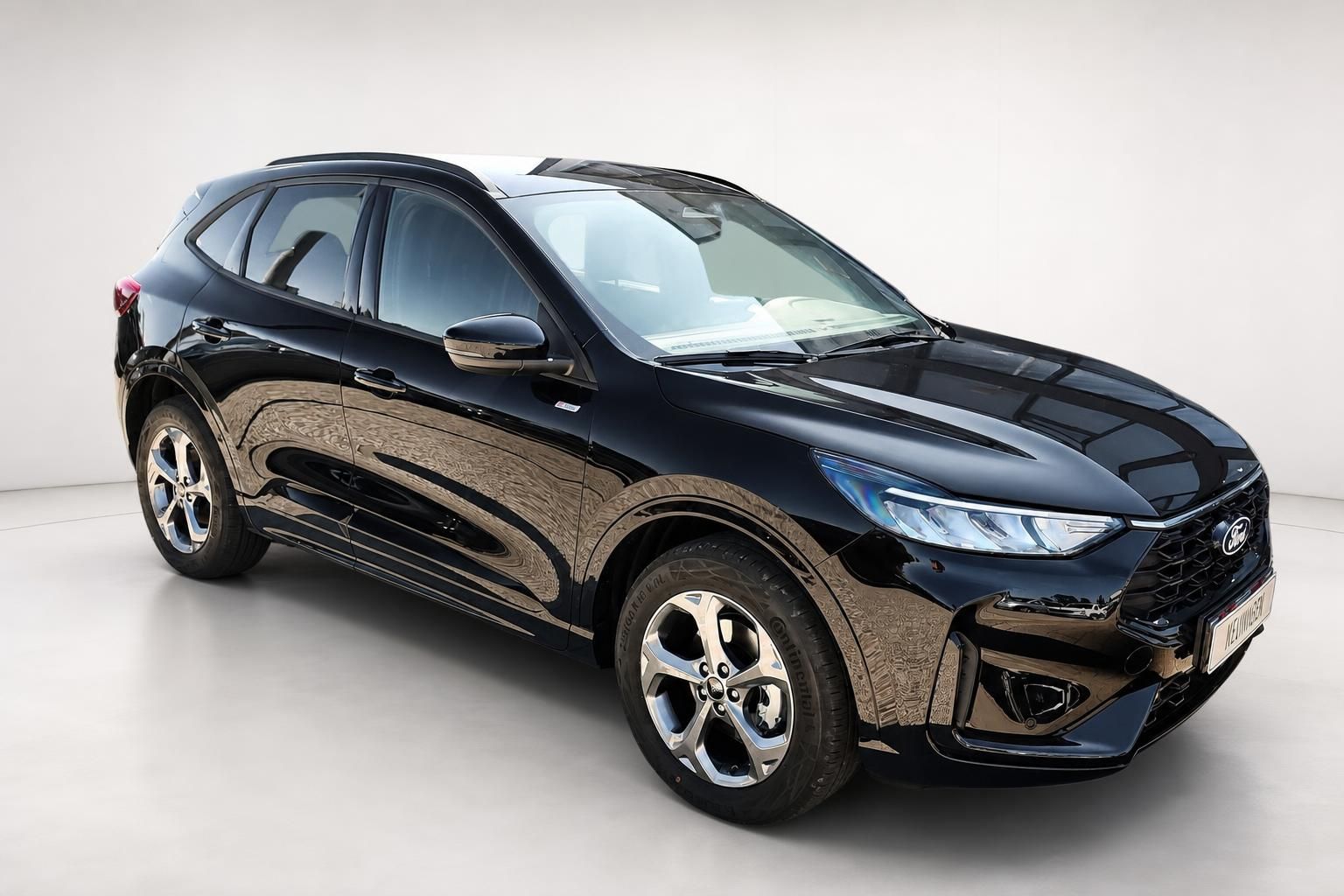 Ford Kuga schwarz, Frontansicht schräg von vorne links