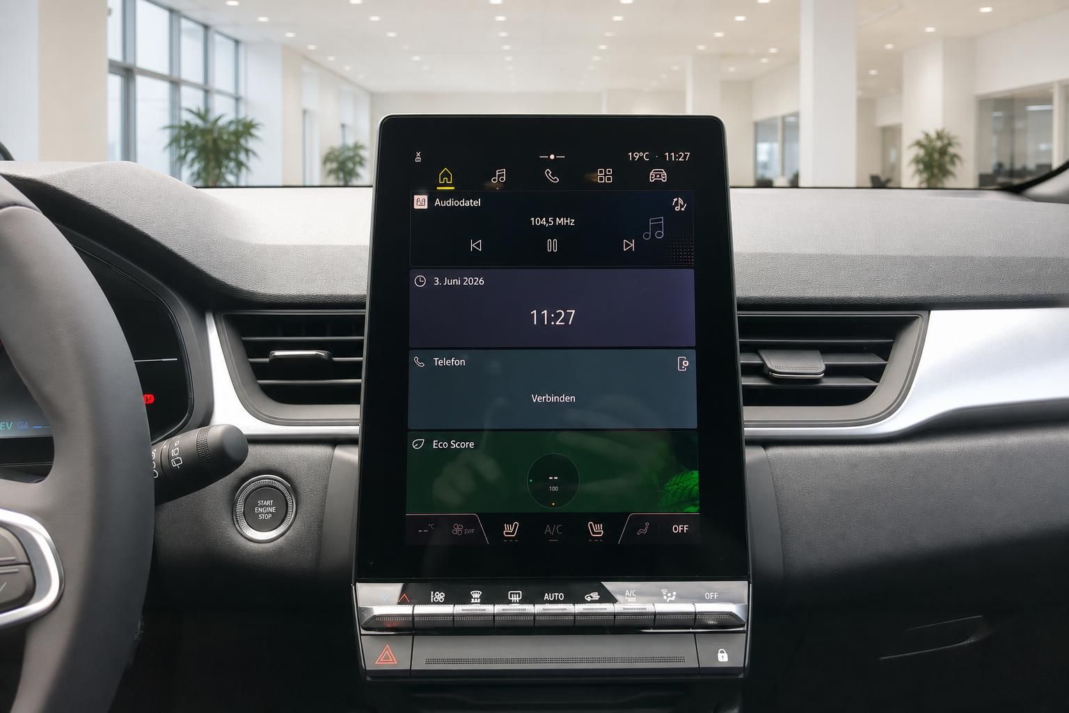 Großes Touchscreen Infotainment System mit Radio und Klimasteuerung im Fahrzeug Cockpit