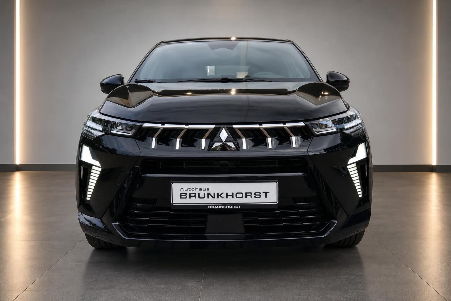 Mitsubishi ASX HEV Frontansicht schwarz mit charakteristischem Kühlergrill und Autohaus Brunkhorst Logo