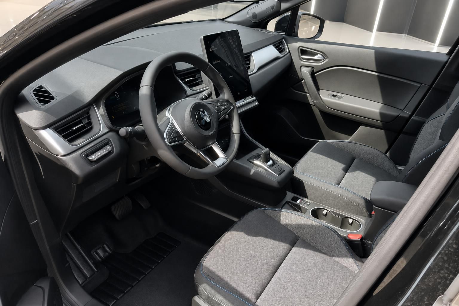 Mitsubishi ASX Innenraum mit grau-schwarzer Ausstattung, Lenkrad und Mittelkonsole Detailansicht
