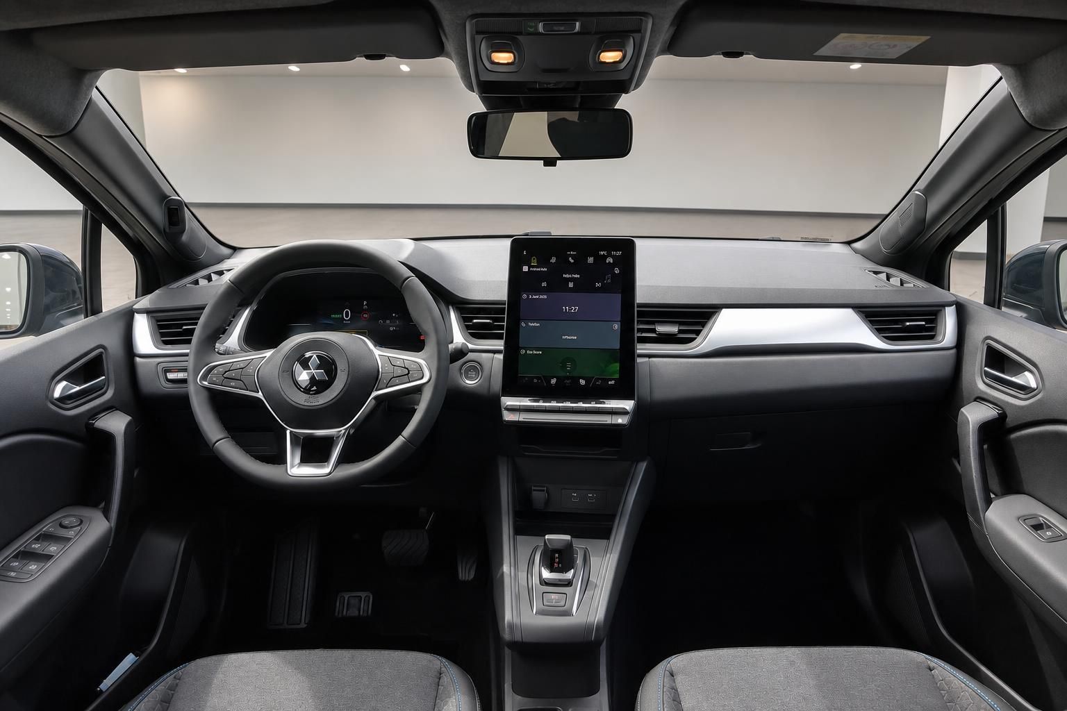 Modernes Fahrzeug Armaturenbrett mit digitalem Display und Touchscreen im schwarzen Innenraum