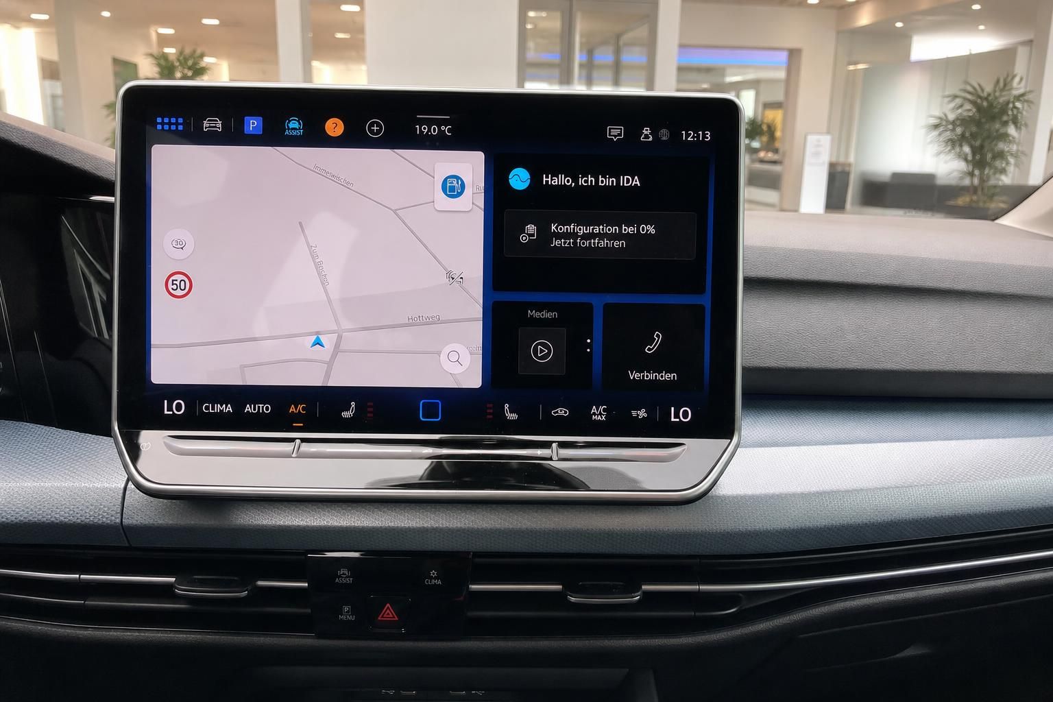 VW Infotainment Display mit Navigation und IDA Assistent