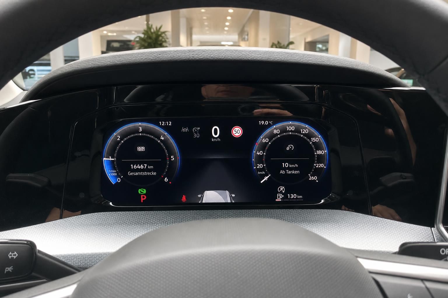 Digitales Kombiinstrument mit Tacho und Anzeigen im Fahrzeug-Cockpit