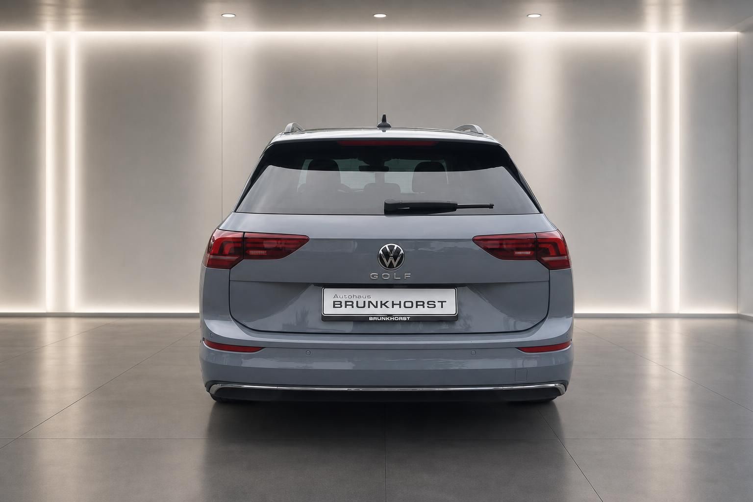 VW Golf Variant grau Heckansicht im Showroom
