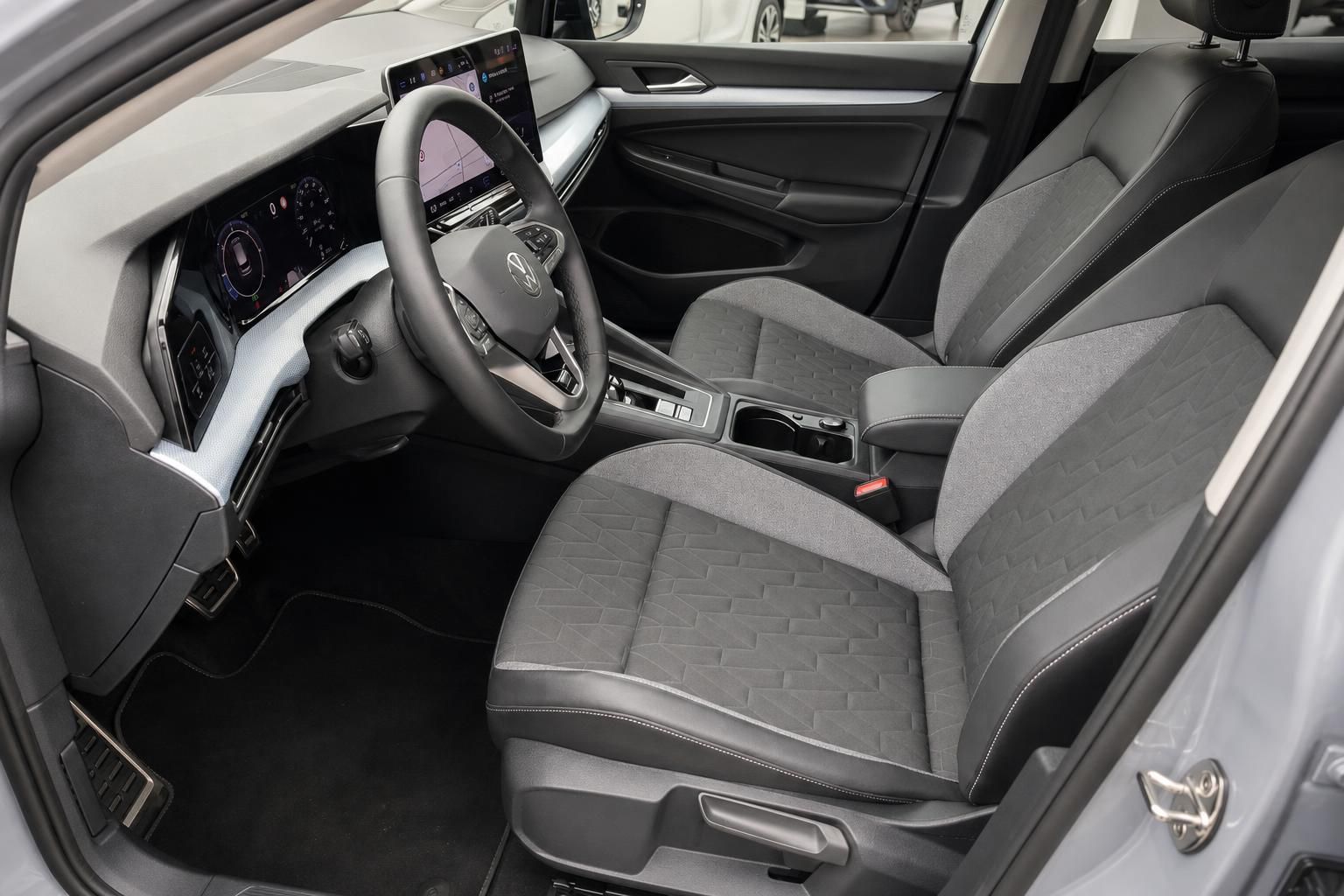 VW Golf Innenraum Vordersitze und Cockpit Detailansicht