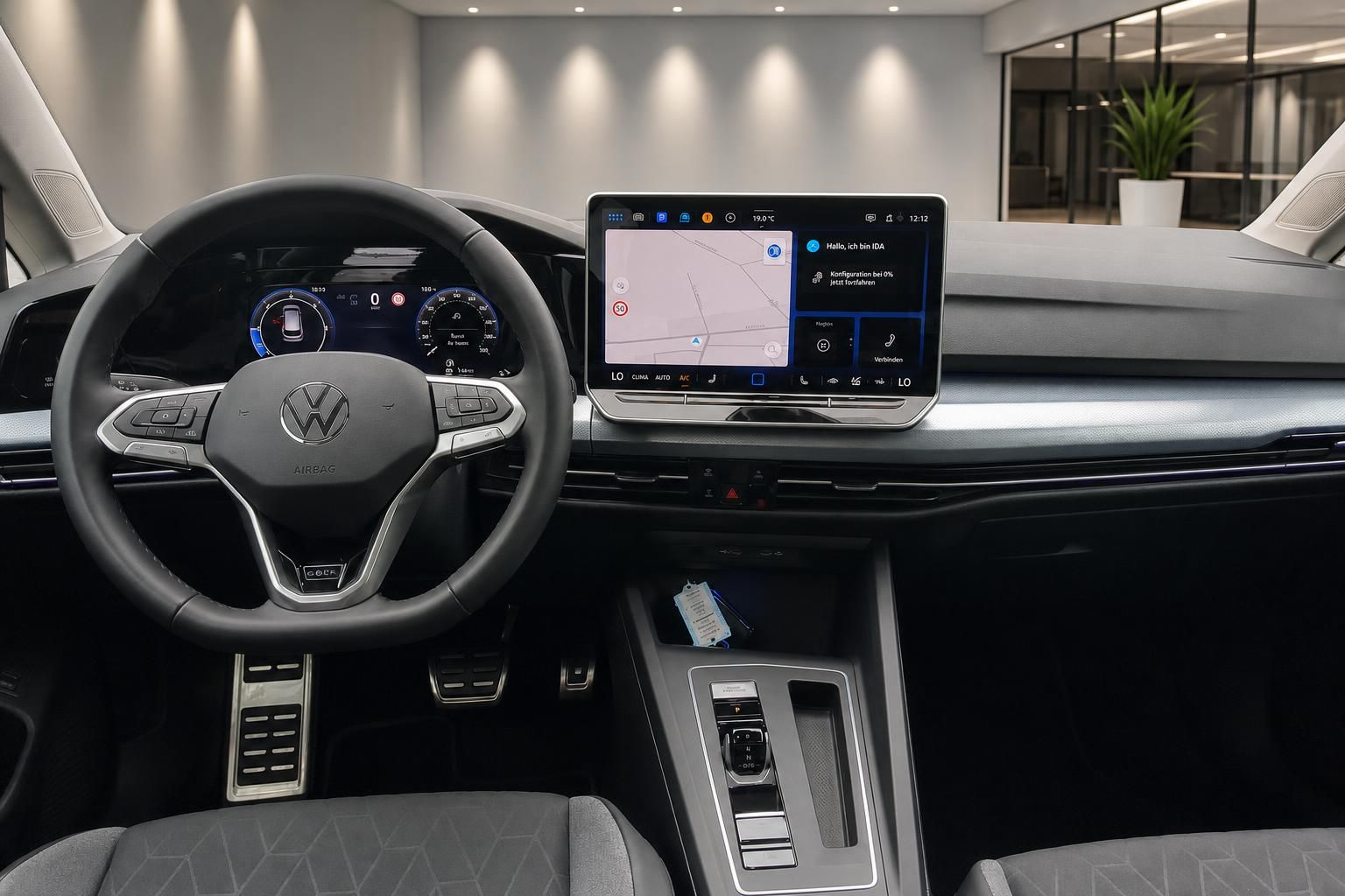 VW Golf Innenraum Cockpit mit Lenkrad und Infotainment-Display