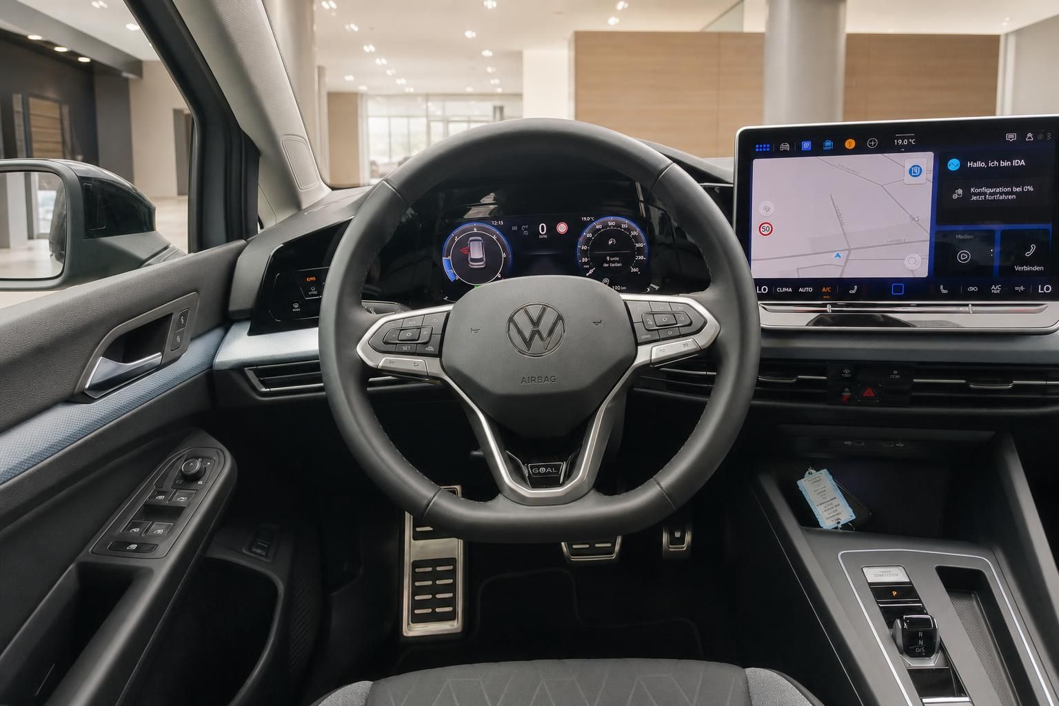 VW Cockpit mit Lenkrad und digitalem Tacho im Detail