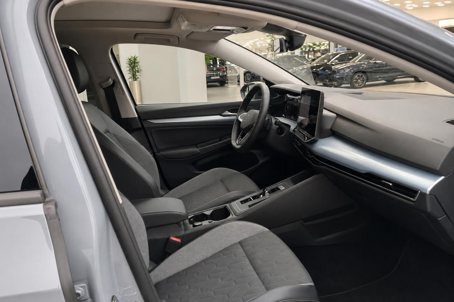 VW Innenraum Vordersitze und Cockpit im Autohaus