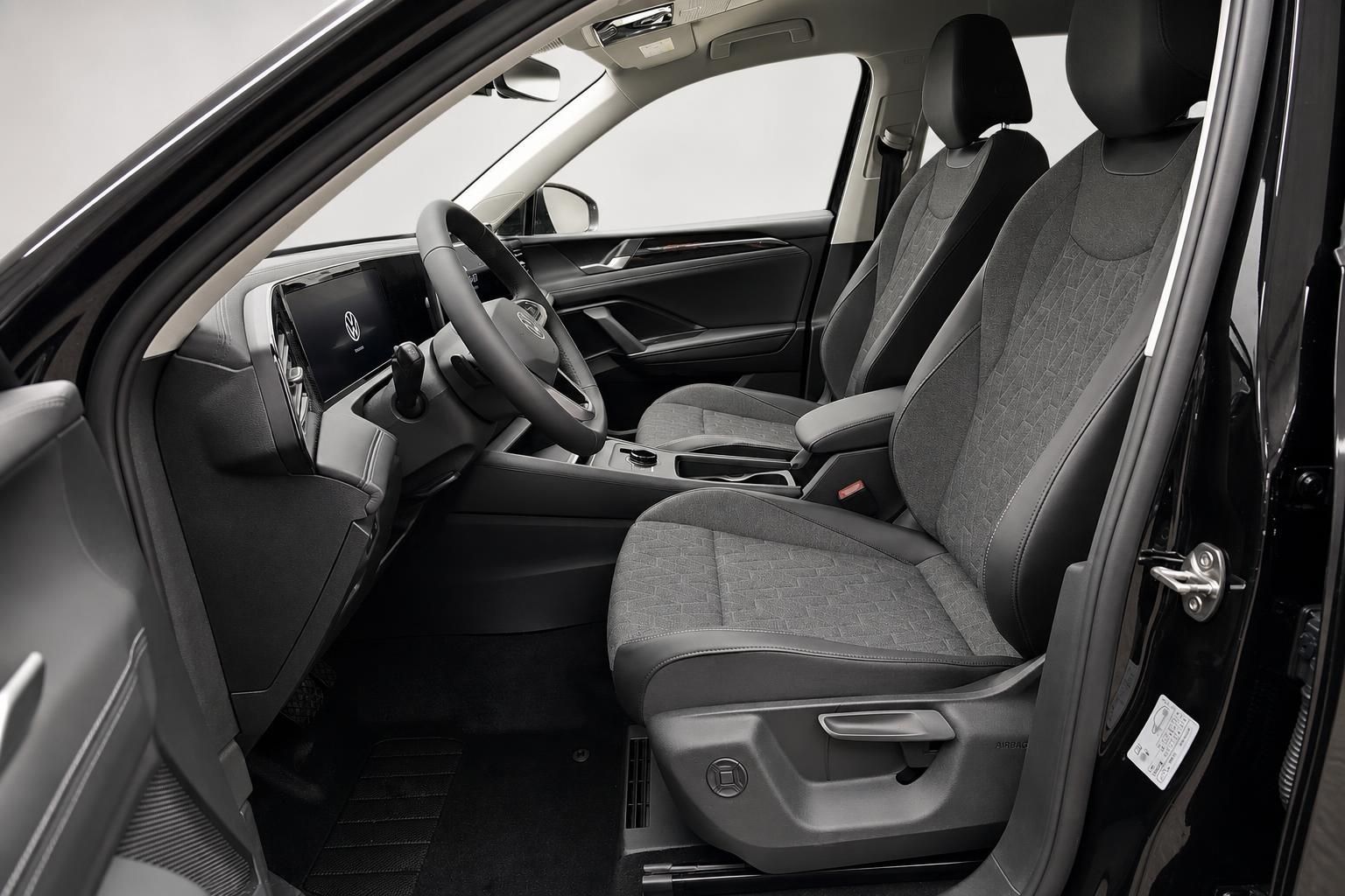 VW Tiguan Innenraum Fahrersitz und Armaturenbrett Ansicht