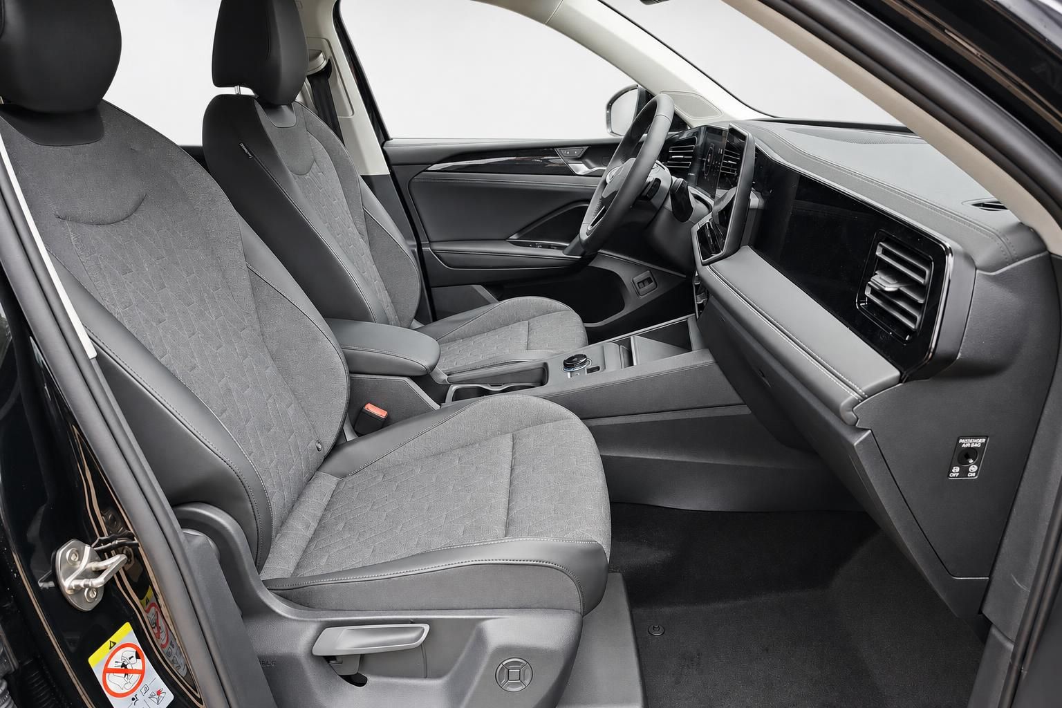 VW Tiguan Innenraum Vordersitze und Cockpit Detailansicht